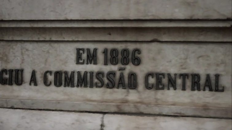 A close 3D capture of carved lettering in stone reading EM 1886, ERIGIU A COMMISSAO CENTRAL