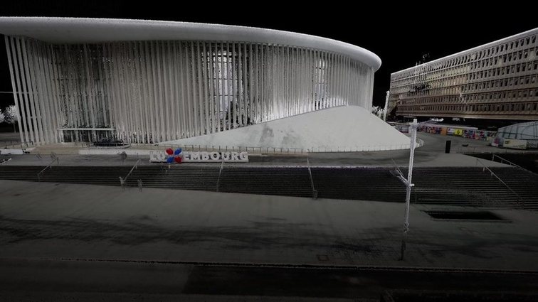 A point cloud of a large concert hall and its colonnade, rendered in monochrome against black
